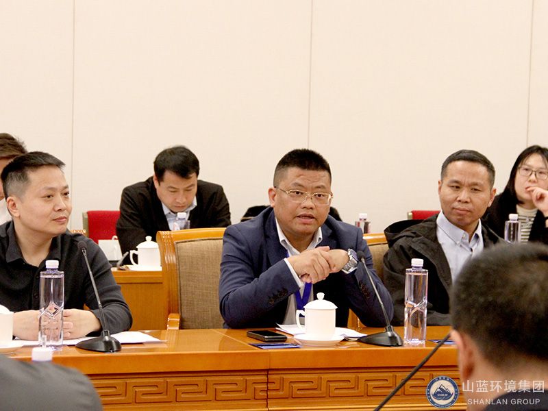 图为山东山蓝环境集团董事长吴柒兵(左二)发言.jpg 图为山东山蓝环境集团董事长吴柒兵(左二)发言.jpg